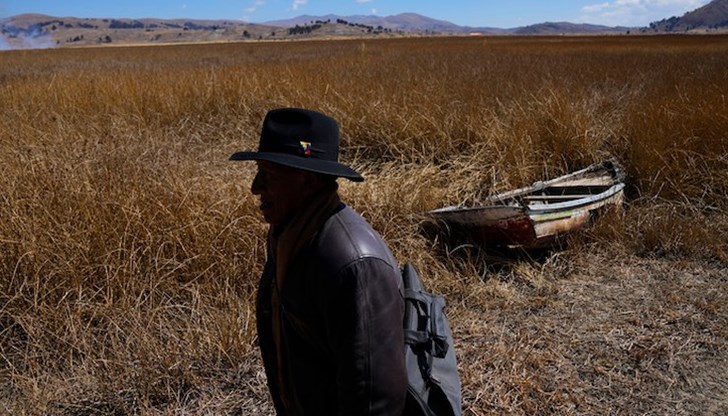 Обширното сладководно езеро, намиращо се в Андите на границата на Боливия и Перу, се доближава до най-ниското си ниво Обширното сладководно езеро, намиращо се в Андите на границата на Боливия и Перу, се доближава до най-ниското си ниво