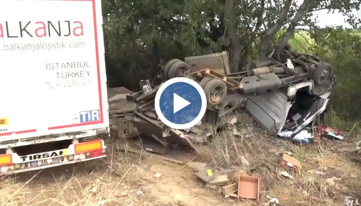 Шофьорът на блъснатия бус - мъж на 33 години от Хасково - е загинал на място