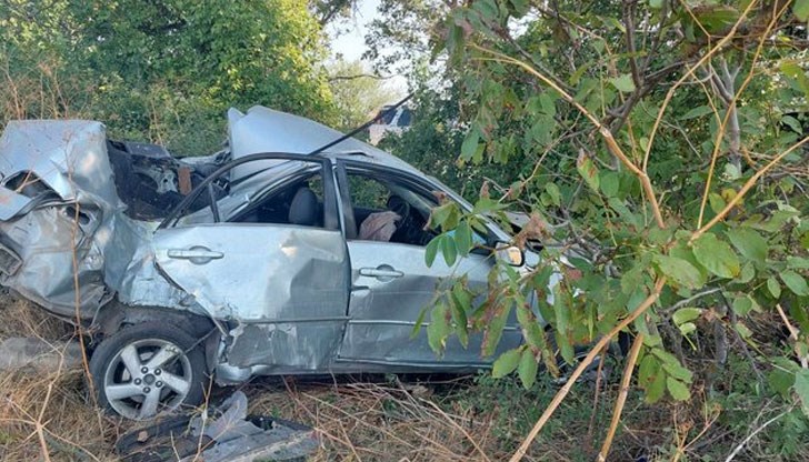 35-годишен шофьор се е забил с колата си в крайпътно дърво