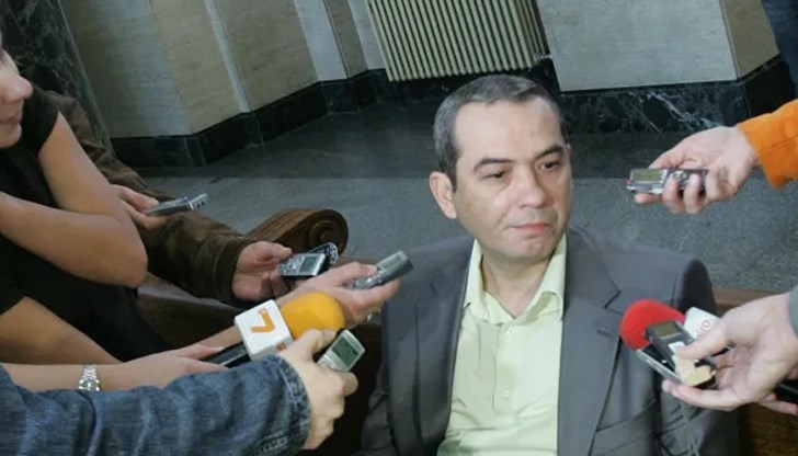 Петьо Петров е един от тримата обвиняеми по едно от делата около казуса "Осемте джуджета" Петьо Петров е един от тримата обвиняеми по едно от делата около казуса "Осемте джуджета"