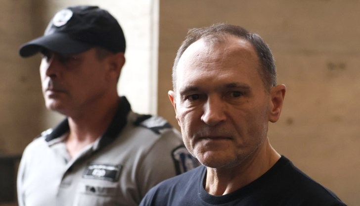 Съдът не намери, че има опасност Божков да извърши друго престъпление, но има опасност да се укрие и счита, че най-адекнатна мярка за Божков е задържане под стража Съдът не намери, че има опасност Божков да извърши друго престъпление, но има опасност да се укрие и счита, че най-адекнатна мярка за Божков е задържане под стража