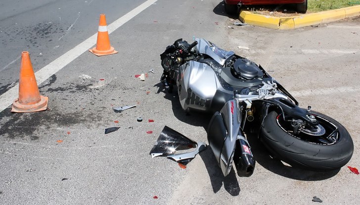 Пострадалият моторист е откаран с линейка в болница "Канев" в Русе / Снимката е илюстративна Пострадалият моторист е откаран с линейка в болница "Канев" в Русе / Снимката е илюстративна