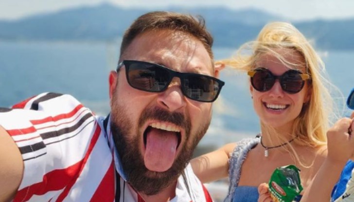 Жената на Тото се обяви в негова защита след като обвиниха певеца, че проявява неуместен хумор