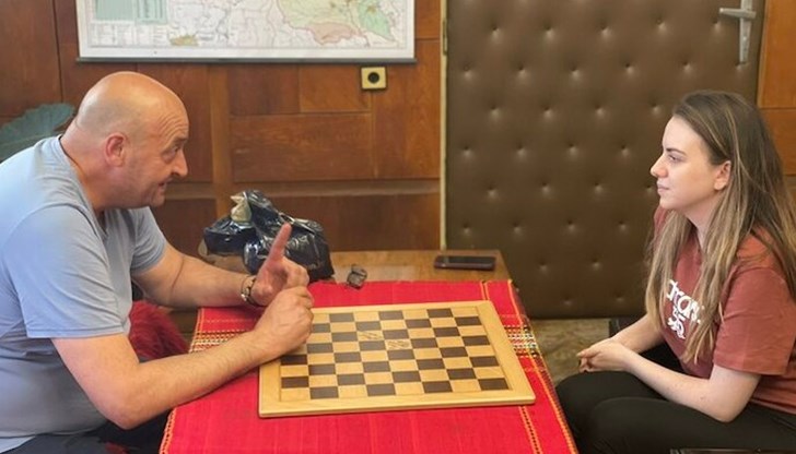 Шахматните партии се проведоха в кметството на котленското село Градец
