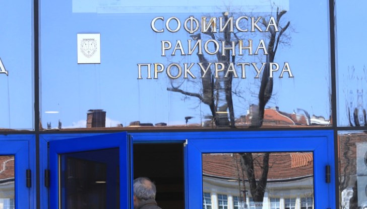 Обвиняемият е нанесъл удар с предмет в областта на ръката на жената, с която живее