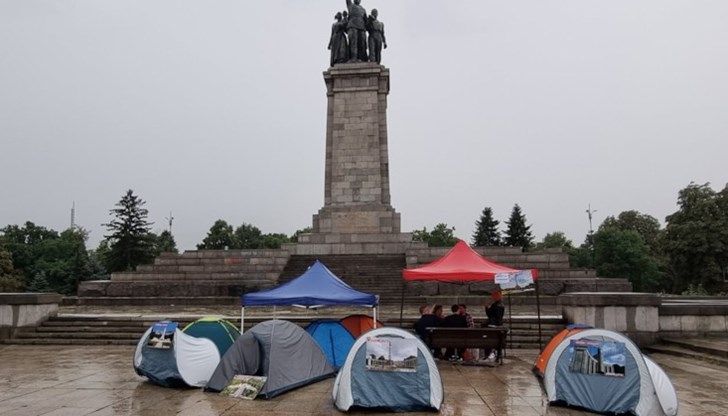 Районният кмет на "Средец" настоя да бъдат премахнати палатките около монумента