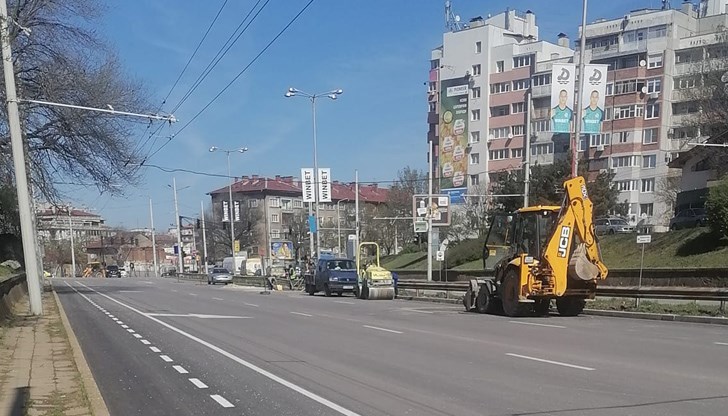 Новоасфалтирана част от средната лента по булевард “Христо Ботев“ е хлътнала