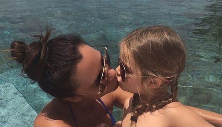 Неочаквана буря задейства снимка в интернет, където Виктория Бекъм целува петгодишната си дъщеря Харпър по устните
