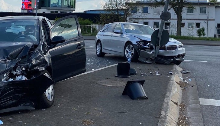 Ударили са се леки автомобили БМВ и „Пежо“