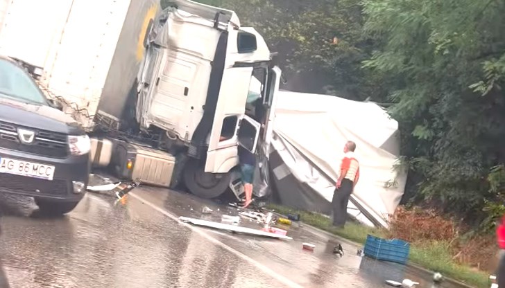 При сблъсъка е починал шофьорът на камион с русенска регистрация