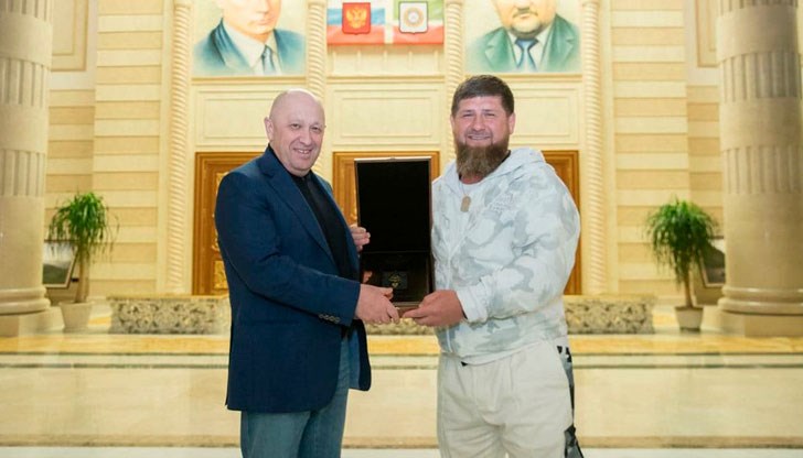 Чеченският лидер качи в "Телеграм" снимка на Пригожин, на която се вижда как собственикът на "Вагнер" му връчва медал