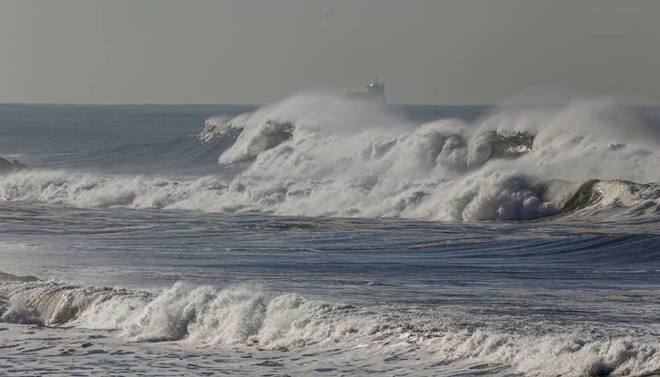 Въпреки приятното слънчево време във водата е опасно да се влиза Въпреки приятното слънчево време във водата е опасно да се влиза