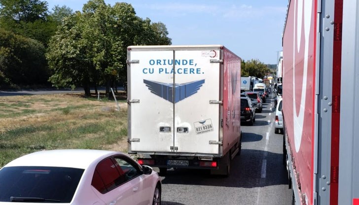 Продължава да е интензивен трафикът от румънски коли на ГКПП "Дунав мост" при Русе