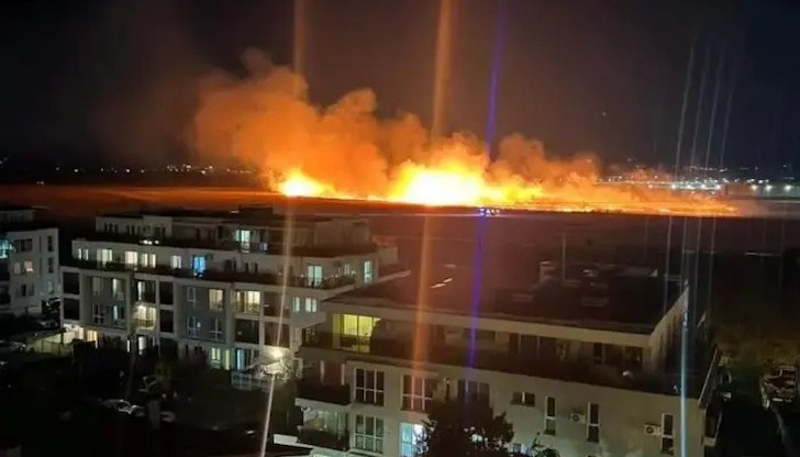 Според потребители на социалната мрежа огънят се е разпрострял до жилищни сгради