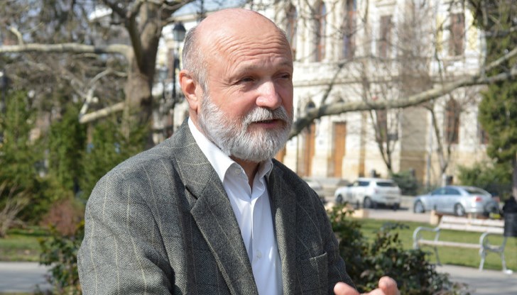 Опитваме със странни решения да лекуваме фундаментален проблем в българското образование, каза директорът на Математическата гимназия в Русе