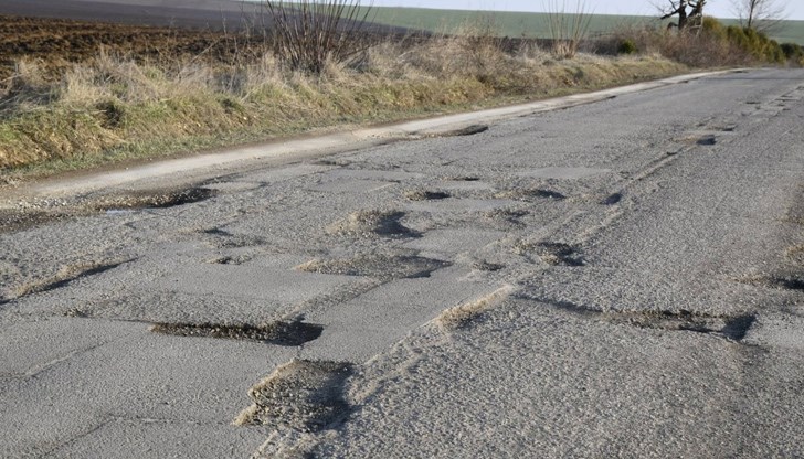 Шосетата се разпадат след две години бездействие на институциите и поредица от отменени търгове Шосетата се разпадат след две години бездействие на институциите и поредица от отменени търгове