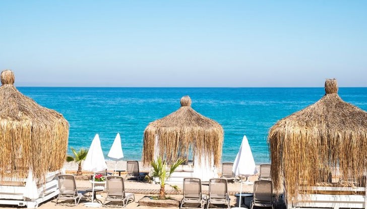 Много рядко се срещат вече заведения на гръцкия остров, където срещу едно кафе ползваш безплатна сянка