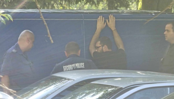 Млад мъж бе обискиран, а бусът му - щателно претърсен