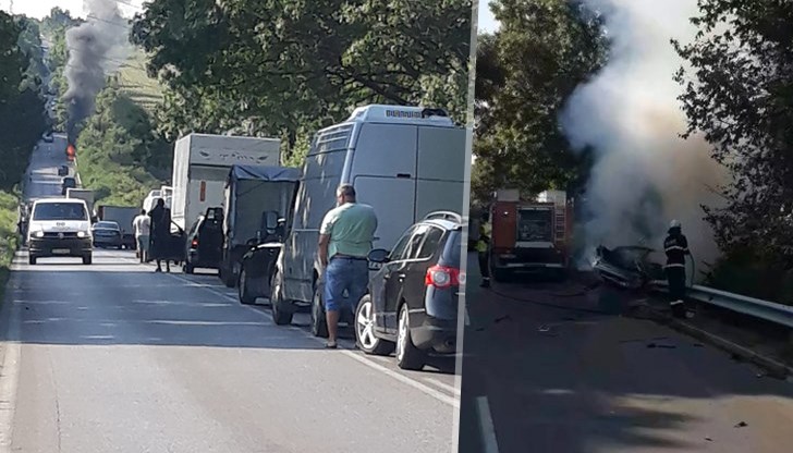 Автомобил се е блъснал в предпазна мантинела и се е запалил
