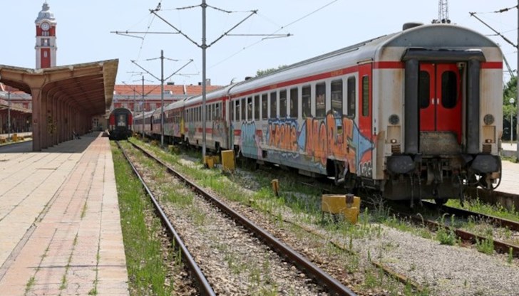 Парното работи и шепата пътници в първа класа изглеждат леко смутени - все пак е август и сме тръгнали на море Парното работи и шепата пътници в първа класа изглеждат леко смутени - все пак е август и сме тръгнали на море