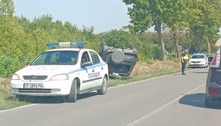 Жената зад волана карала с несъобразена скорост и се преобърнала в канавката