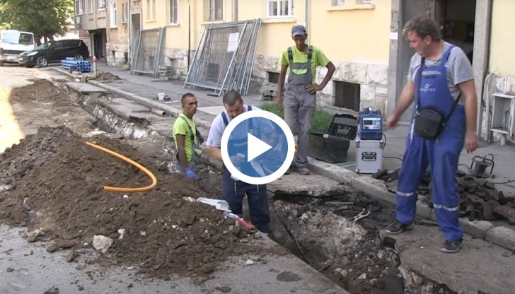 Работници скъсаха газопровод при смяна на ВиК тръби в центъра на града