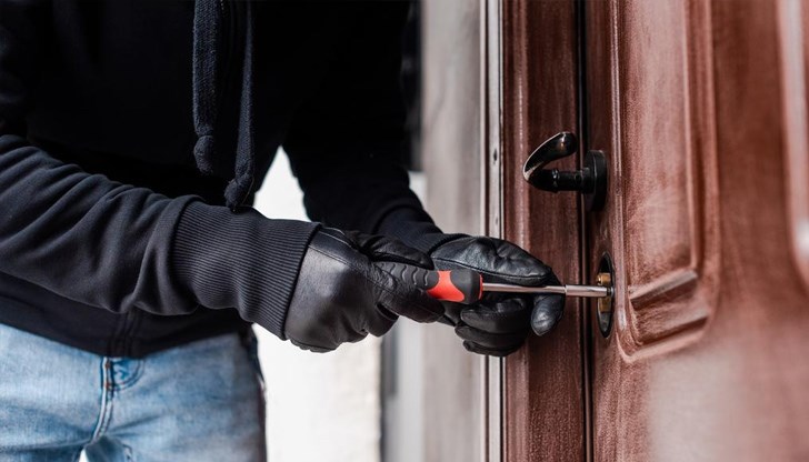 Откраднати се прободен трион, виброшлайф, комплект мини шлайф с различни накрайници, винтоверт и други