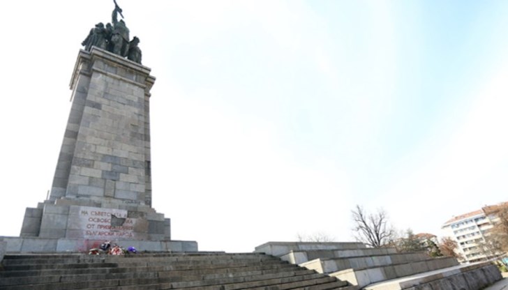 Причината е задействана процедура по преместването на монумента