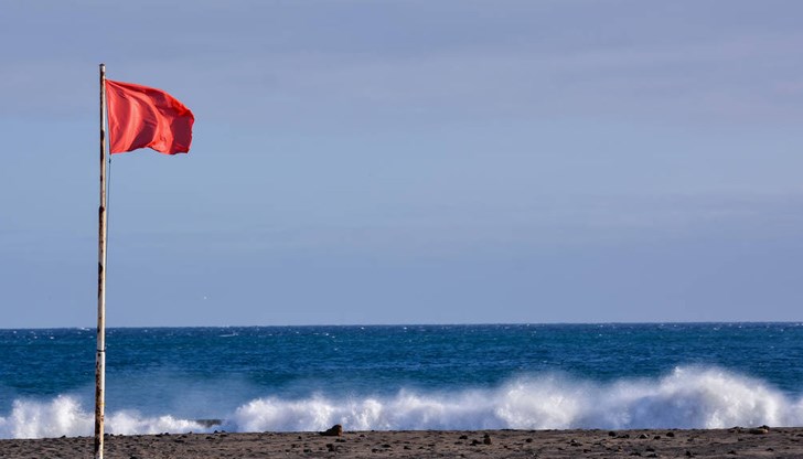 Детето е било повлечено в морето с надуваем дюшек Детето е било повлечено в морето с надуваем дюшек
