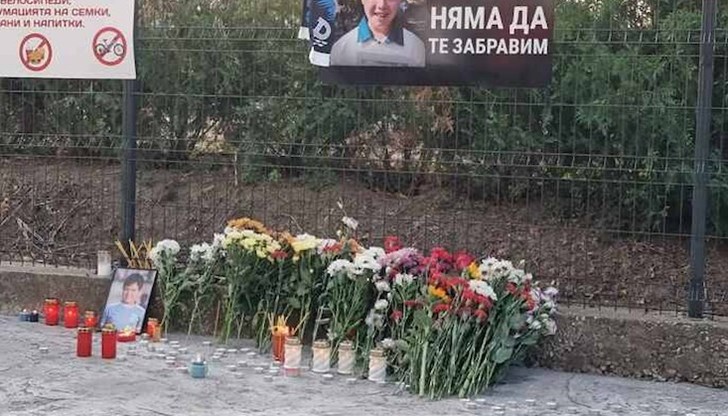 Много деца от школата на клуба и граждани запалиха свещи и поднесоха цветя Много деца от школата на клуба и граждани запалиха свещи и поднесоха цветя
