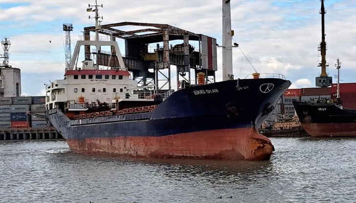 Товарният кораб "Сукру Окан" плава към румънското пристанище Сулина