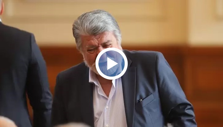 Депутатът от ГЕРБ-СДС направи коментар по време на почивка, когато се предполага, че микрофоните в пленарната зала са изключени