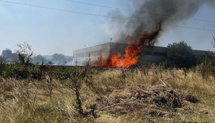 Горят сухи треви в близост до железопътната линия