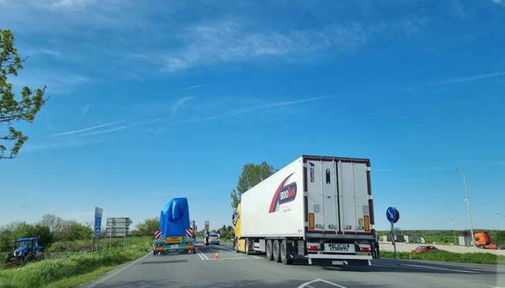 Удариха се товарен бус и кола Удариха се товарен бус и кола