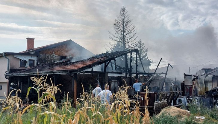 Огънят е тръгнал от спомагателна постройка и за минути унищожил всичко, складирано под навеса