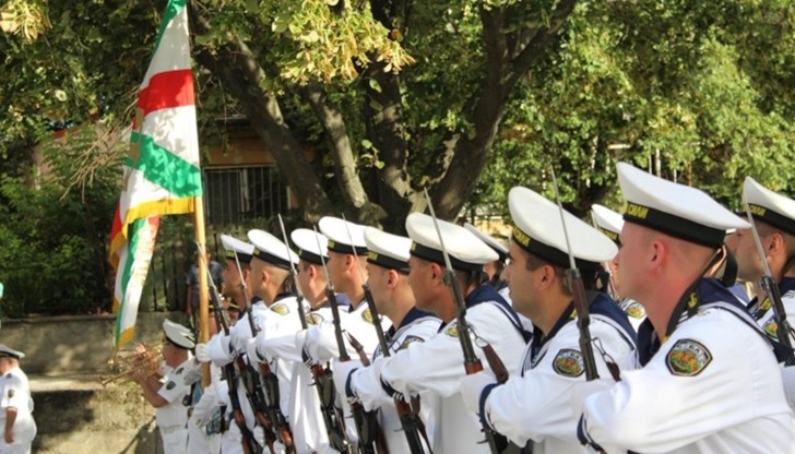 Пред единствения в България Паметник на моряка граждани и представители на институциите поднесоха венци и цветя в знак на признателност и уважение