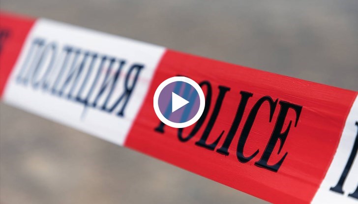 Част от пътеката, която минава през гората, е оградена с ленти