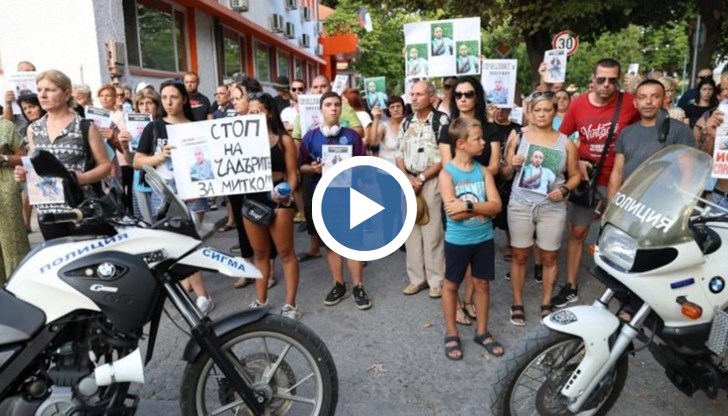 Намерението на протестиращите е да блокират републиканския път, който минава през селото