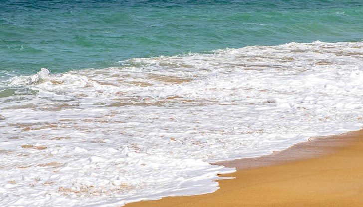 Водата е замърсена на плаж в Никити