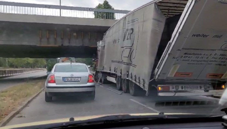Камионът се е заклещил под моста до УХТ на булевард „Марица-юг“