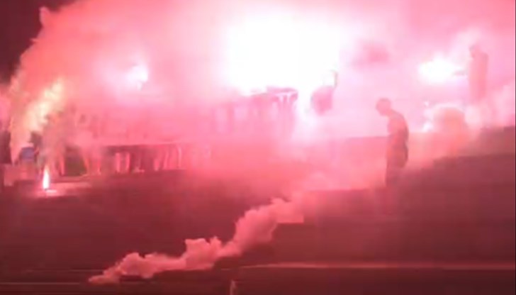 По време на среднощната акция беше разпънат и плакат с надпис „Демонтаж“