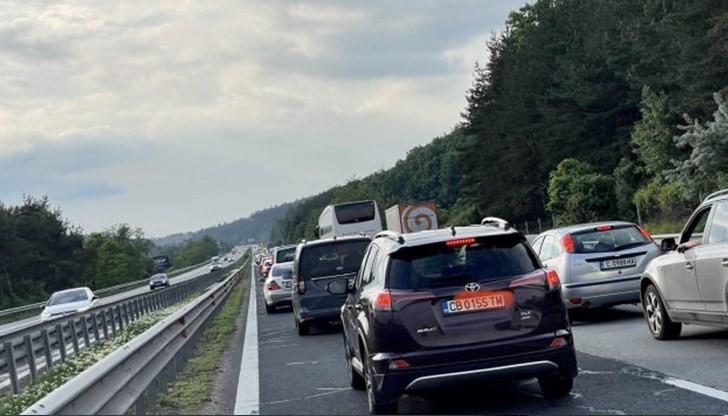 Движението в посока София при км 197 се осъществява само в изпреварващата лента Движението в посока София при км 197 се осъществява само в изпреварващата лента