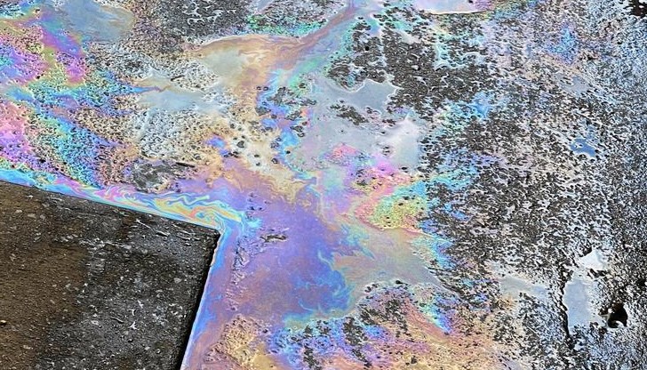 Парче от фуга на моста спуква резервоара на преминаващ ТИР