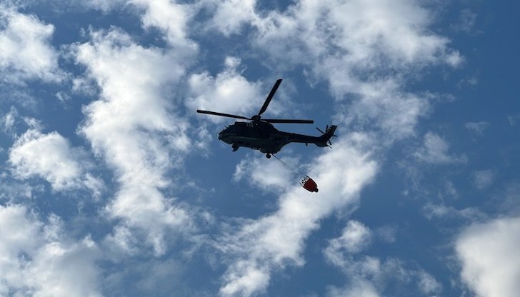 Пожарът възникна около обяд между Казанлък и Мъглиж и обхвана голяма площ суха растителност и иглолистна гора