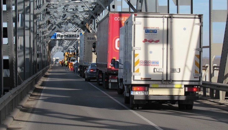 Трафикът е интензивен за леки и товарни автомобили на вход и изход