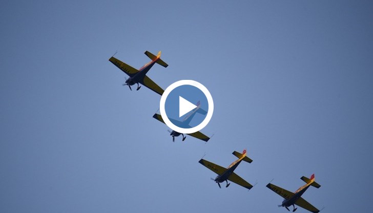 В небето над Варненския залив се издигнаха пет самолета