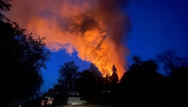 Тази сутрин още преди изгрев на мястото е имало пожарни коли, патрулка и линейка