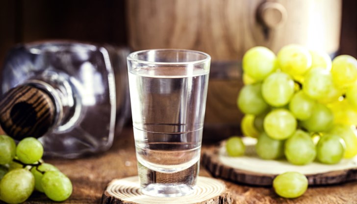 Опитните майстори, които съумяват да сварят качествена ракия, разкриват тайната на тази загадка Опитните майстори, които съумяват да сварят качествена ракия, разкриват тайната на тази загадка