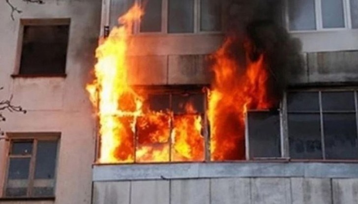 Лекари се борят за живота на 83-годишна жена, изведена от горящия апартамент /снимката е илюстративна/