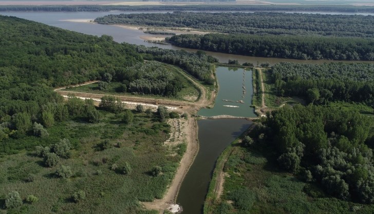 Обектът „Западен канал с преливник“ е проектиран в западната част на резервата